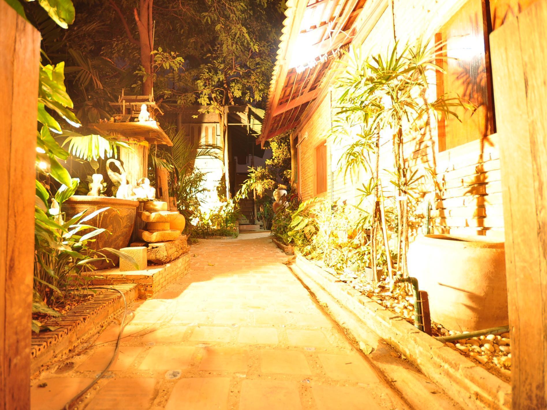 Ayutthaya Bouchic Hostel Экстерьер фото