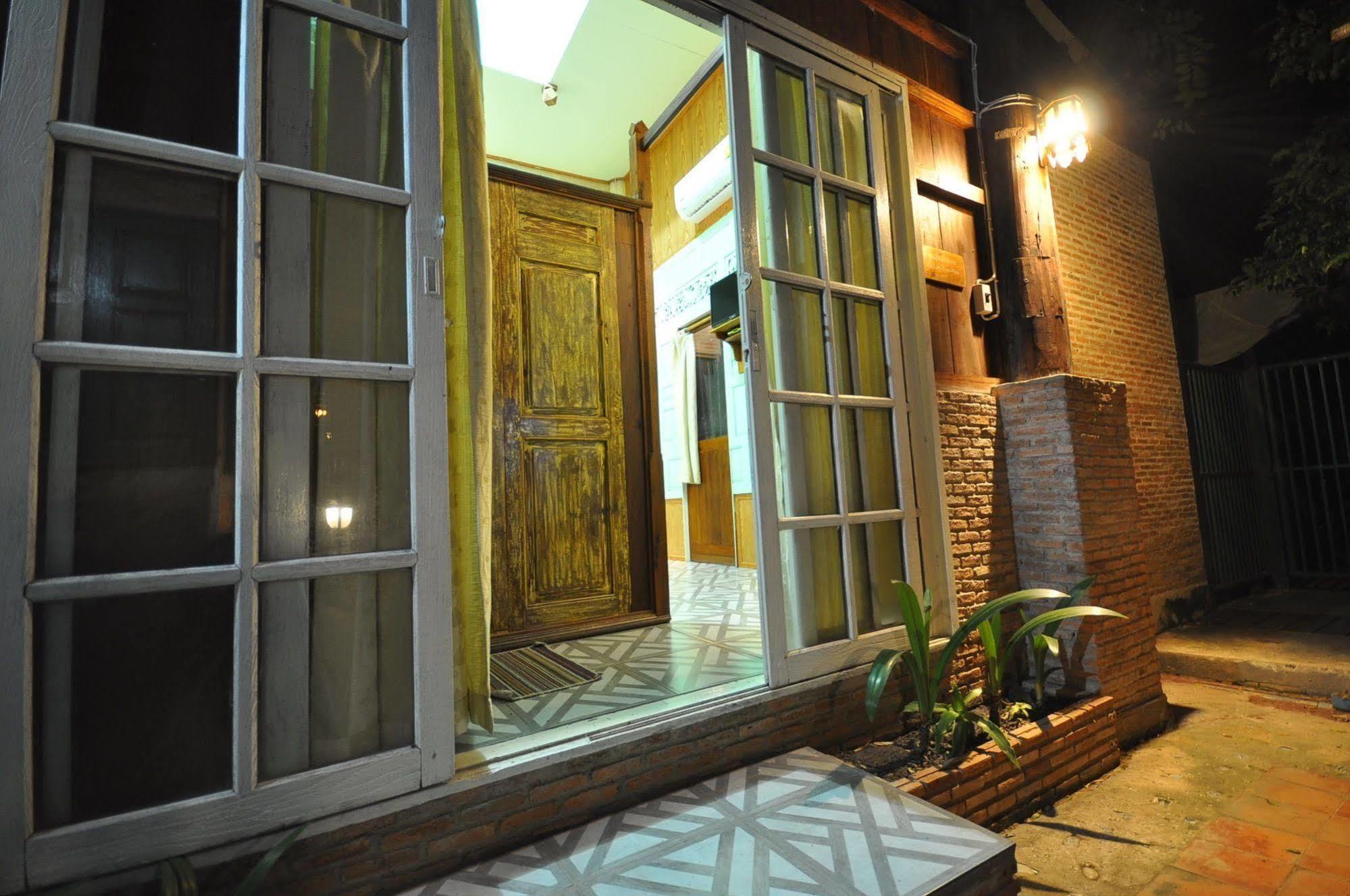 Ayutthaya Bouchic Hostel Экстерьер фото