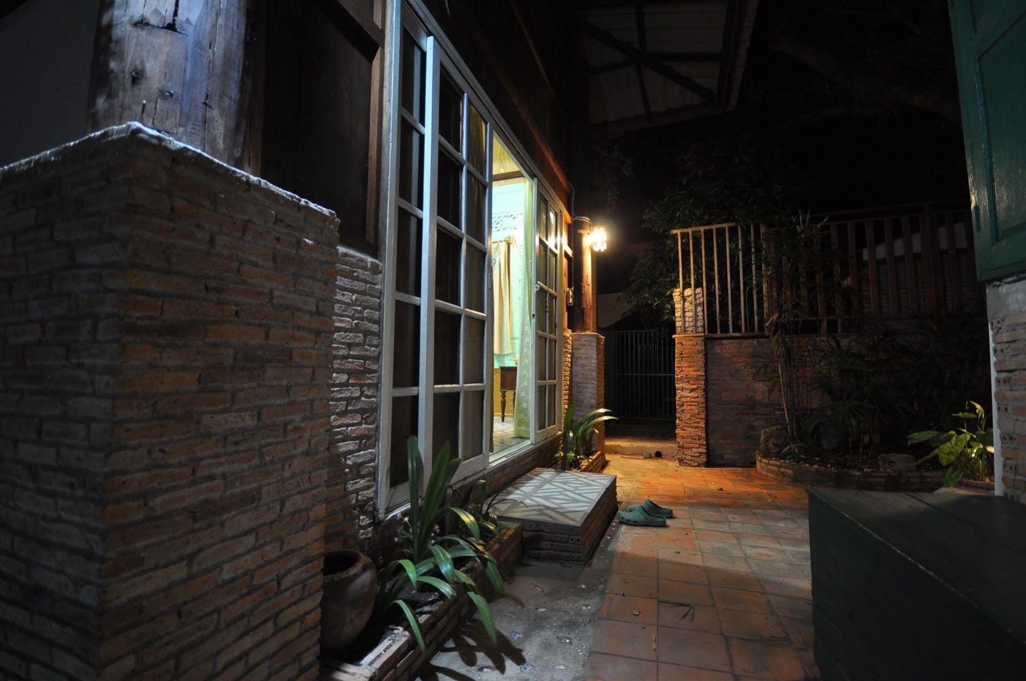 Ayutthaya Bouchic Hostel Экстерьер фото