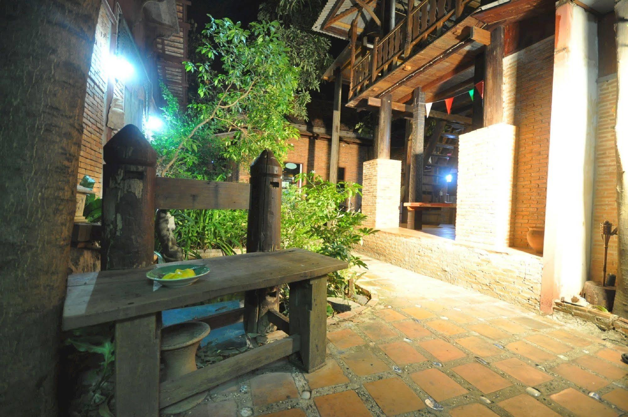 Ayutthaya Bouchic Hostel Экстерьер фото