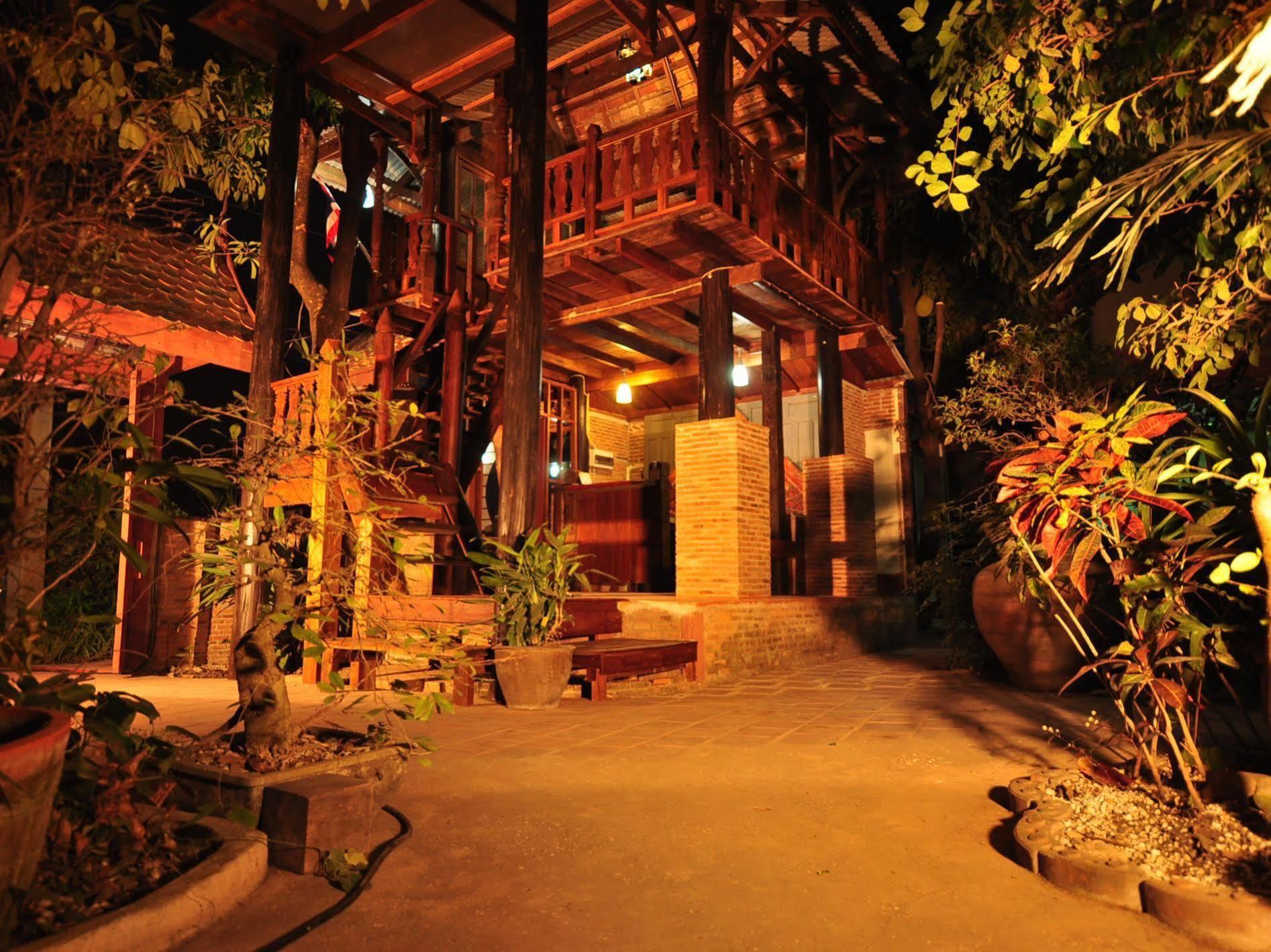Ayutthaya Bouchic Hostel Экстерьер фото